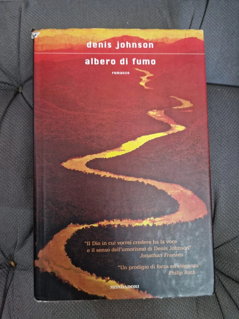 “Copertina del romanzo Albero di fumo di Denis Johnson, edizione Mondadori 2009”